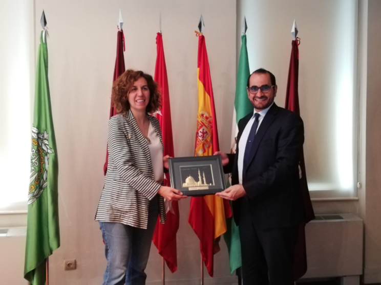 La directora de Casa Árabe y el embajador de Emiratos en España. (Twitter)