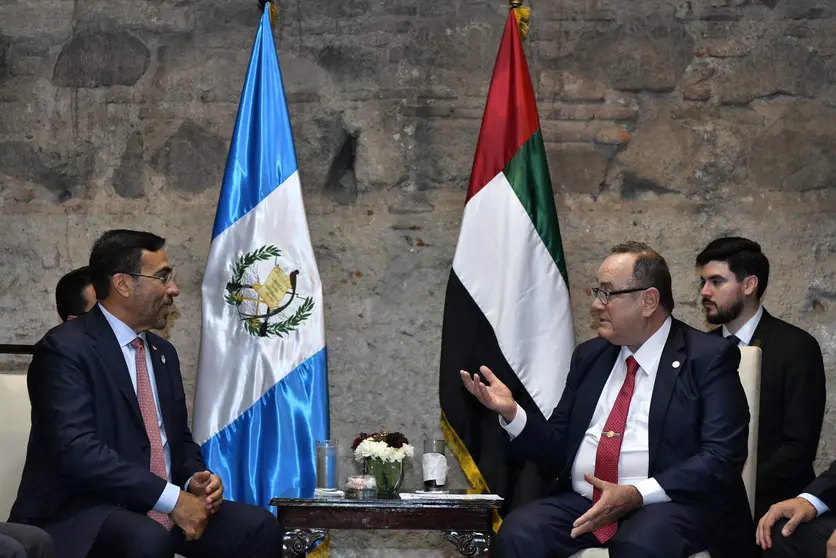 El ministro emiratí Ahmed bin Ali Al Sayegh (izquierda) junto al presidente de Guatemala. (Twitter)