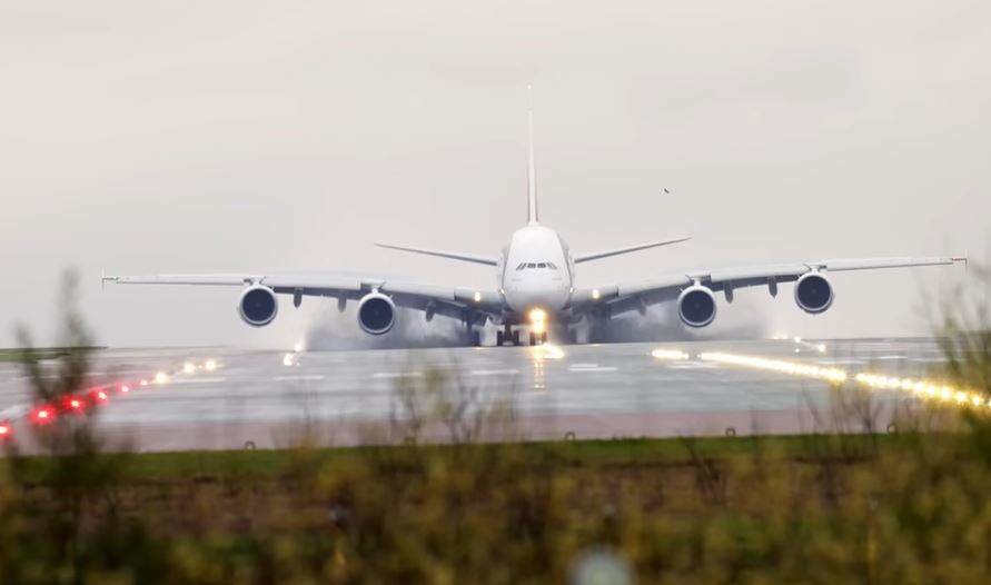 Emirtes A380 aterriza en Manchester. (Youtube)