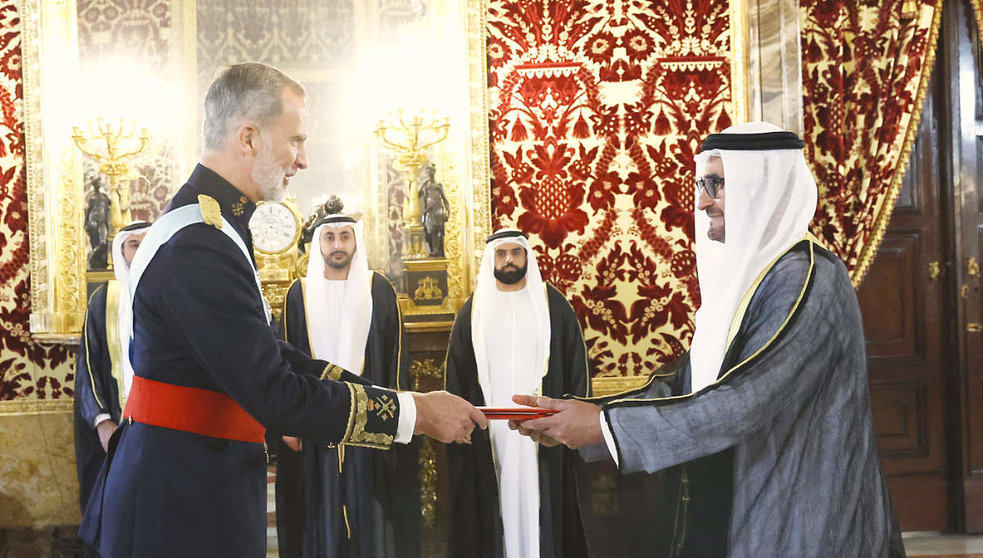 Momento de la entrega de Cartas Credenciales por parte de Omar Obaid Mohamed Alhesan Alshamsi, embajador de Emiratos Árabes en España, ante el Rey Felipe VI. (www.casareal.es)