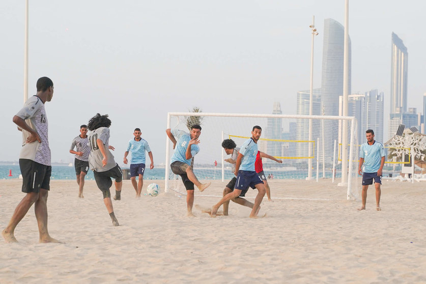 Una imagen de uno de los partidos en la playa de La Corniche. (WAM)