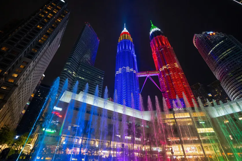 Las torres Petronas de Kuala Lumpur iluminadas con la bandera de Emiratos. (WAM)