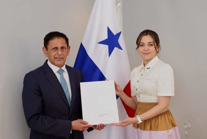 El embajador de EAU en Panamá entrega la invitación a la ministra de Exteriores panameña. (Twitter)