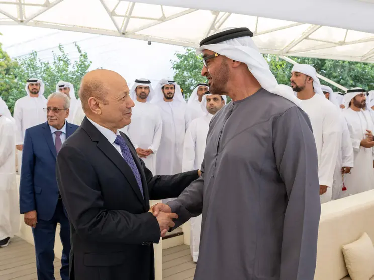 El presidente de EAU saluda al responsable del Consejo Presidencial de Yemen, Rashad Al Alimi en Abu Dhabi. (WAM)