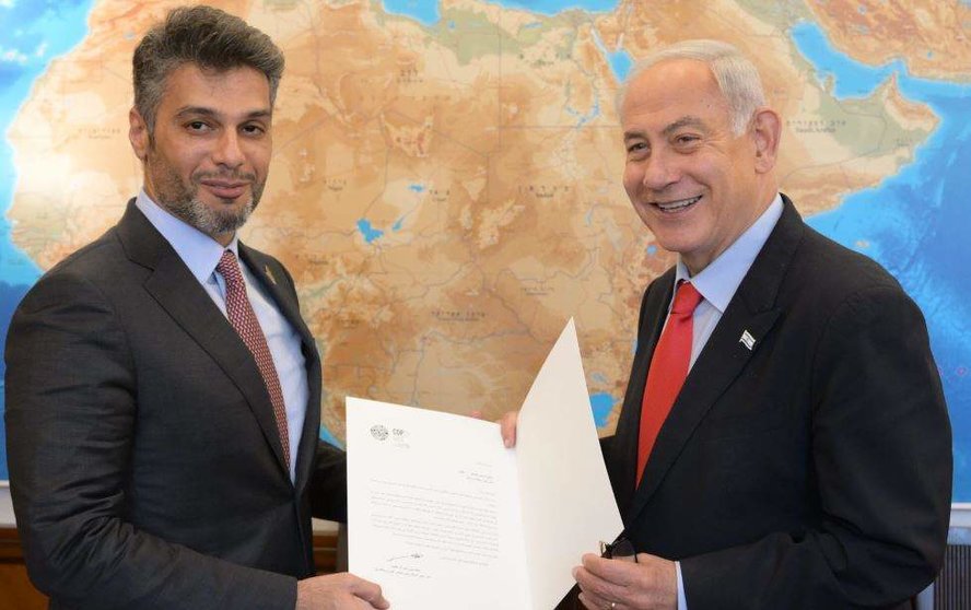 El embajador emiratí en Israel entrega a Netanyahu la invitación para la COP28. (Twitter)