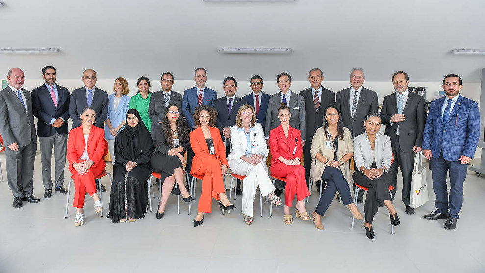 Foto de familia de embajadores y representantes diplomáticos junto a integrantes del equipo de The Spanish School of Abu Dhabi. (Manaf K. Abbas / EL CORREO)