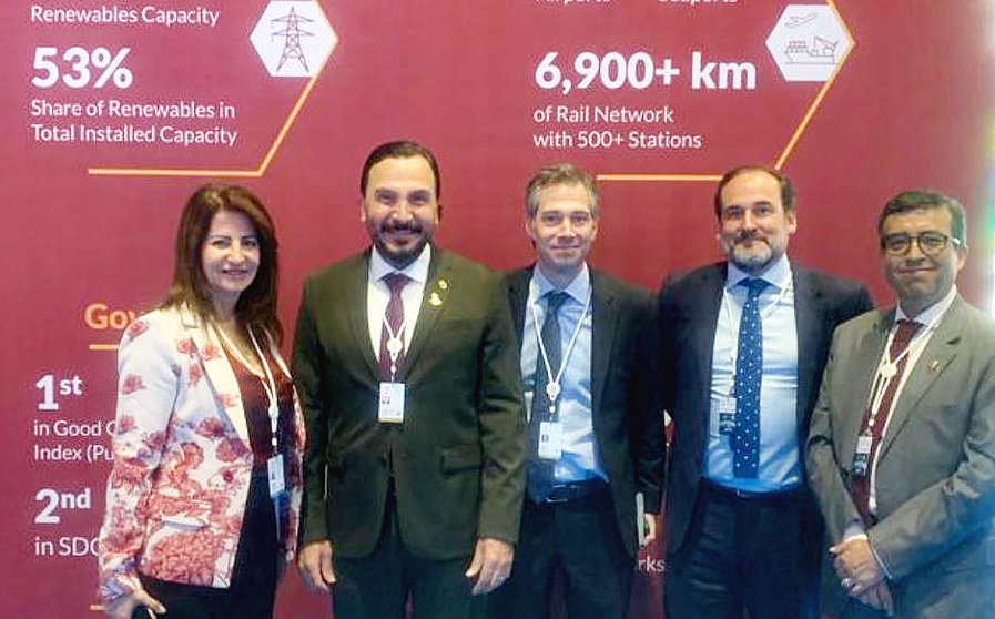 El jefe de la Misión venezolana, Samir Al Attrach, junto a representantes de varios países en la 12ª Reunión Anual de Inversiones celebrada en Abu Dhabi. (Cedida)