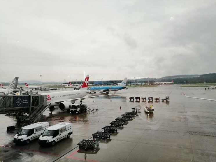 Un avión de KLM en el aeropuerto de Zúrich. (EL CORREO)