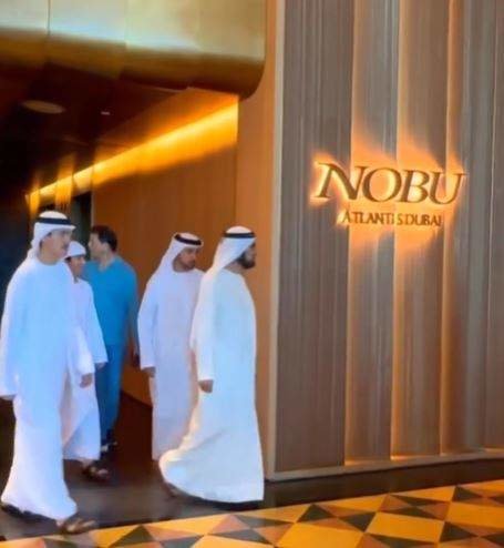 El gobernante de Dubai y sus acompañantes entran en el restaurante Nobu. (Instagram)