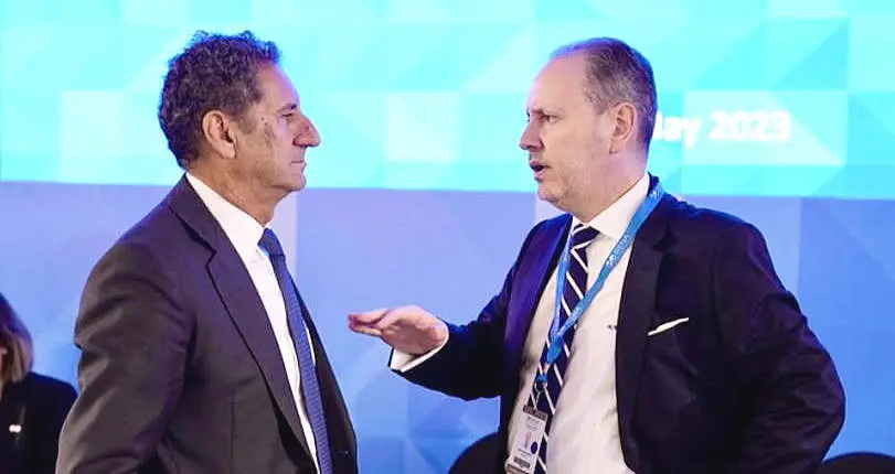 El embajador de Uruguay en EAU, Álvaro Ceriani, conversa con el director general de IRENA, Francesco La Camera. (Cedida)