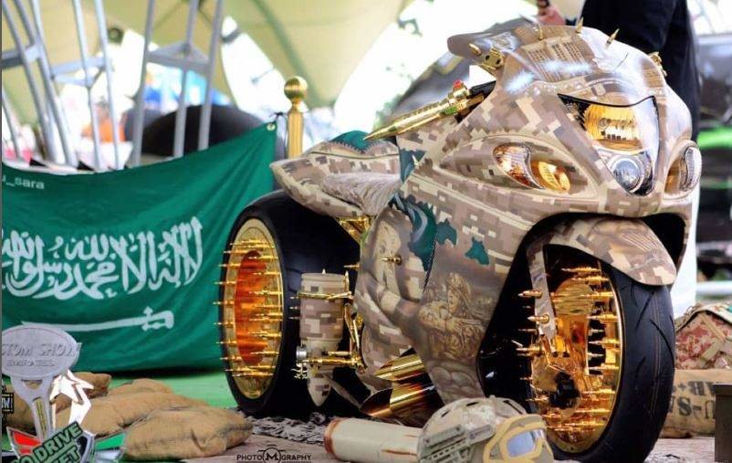 Una de las motos de oro del aficionado saudí Faisal Abu Sara. (Instagram)