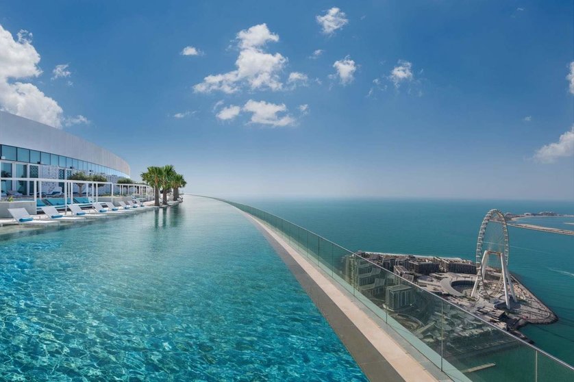 La piscina del hotel Address Beach Resort en Dubai. (Twitter)