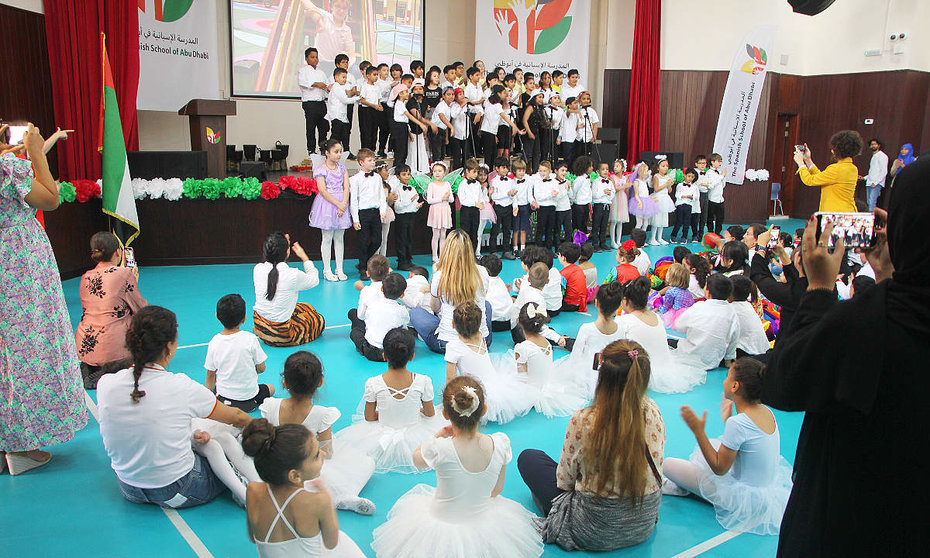 El III Festival de Música y Arte 2023 de The Spanish School of Abu Dhabi llegó cuando los alumnos cantaron la canción 'We are the world', el poderoso himno de los años 80 compuesto por Michael Jackson. (EL CORREO)