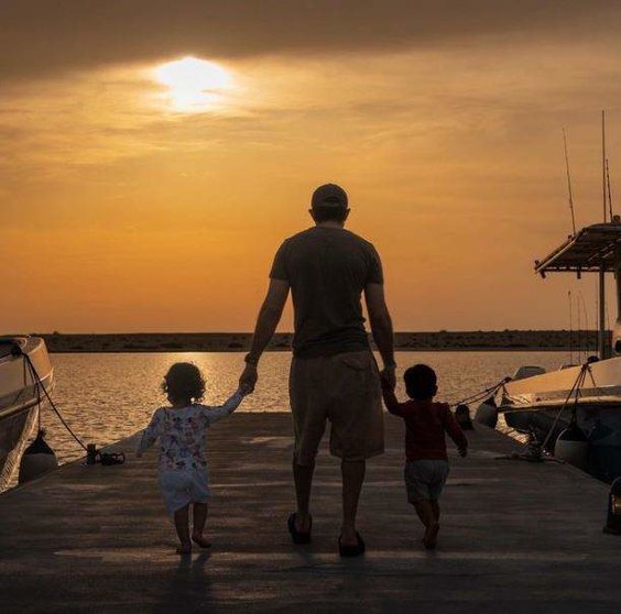 El príncipe heredero de Dubai con sus dos hijos gemelos en la playa. (Instagram)