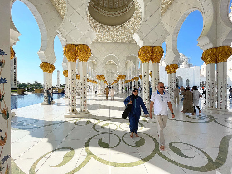 Turistas en la Gran Mezquita del jeque Zayed de Abu Dhabi. (Rafael Pérez / EL CORREO)