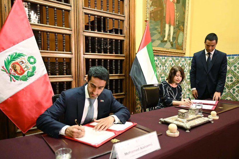 Un momento de la firma del acuerdo de servicios aéreos entre EAU y Perú. (Twitter)