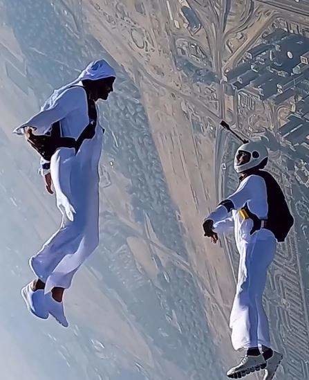 Los emiratíes practican el paracaidismo con el atuendo tradicional. (Instagram)