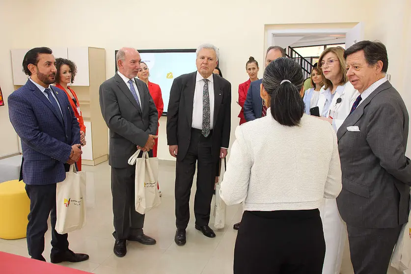 Mayo Cid Lara -de espaldas- presenta The Spanish Language Center a embajadores y diplomáticos de países hispanohablante en presencia de Eva Sánchez, directora de The Spanish School of Abu Dhabi. (EL CORREO)