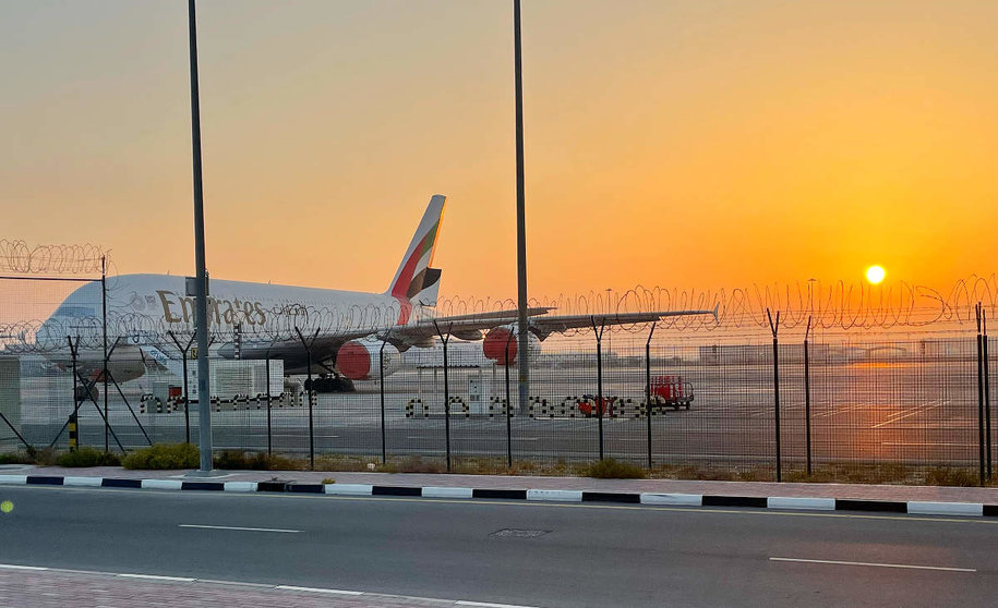 Airbus 380, avión de pasajeros más grande del mundo, sobre la pista del Aeropuerto Internacional Al Maktoum de Dubai. (EL CORREO)