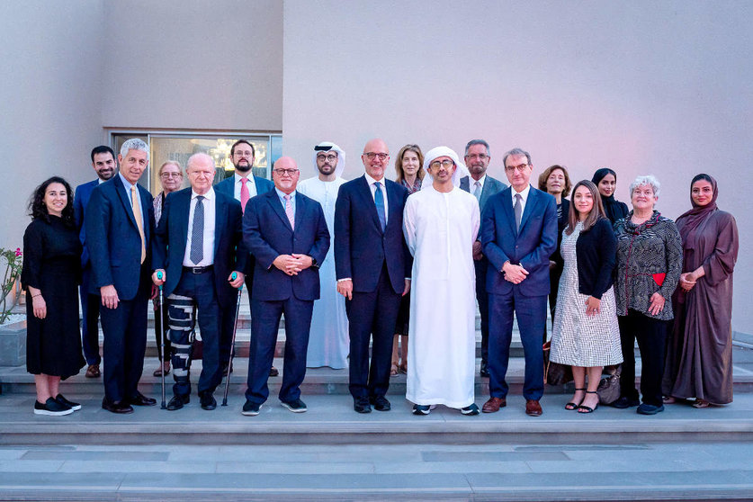 Foto de familia del ministro de Relaciones Exteriores de Emiratos Árabes, Abdullah bin Zayed Al Nahyan, con los integrantes del Comité Judío Estadounidense. (WAM)