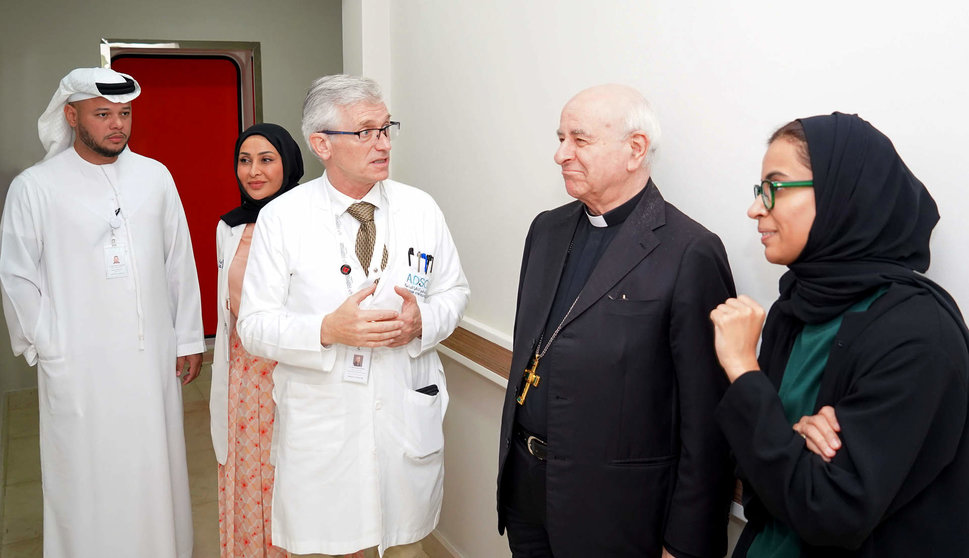 El arzobispo Vincenzo Paglia, durante su visita al Centro de Células Madre de Abu Dhabi. (WAM)