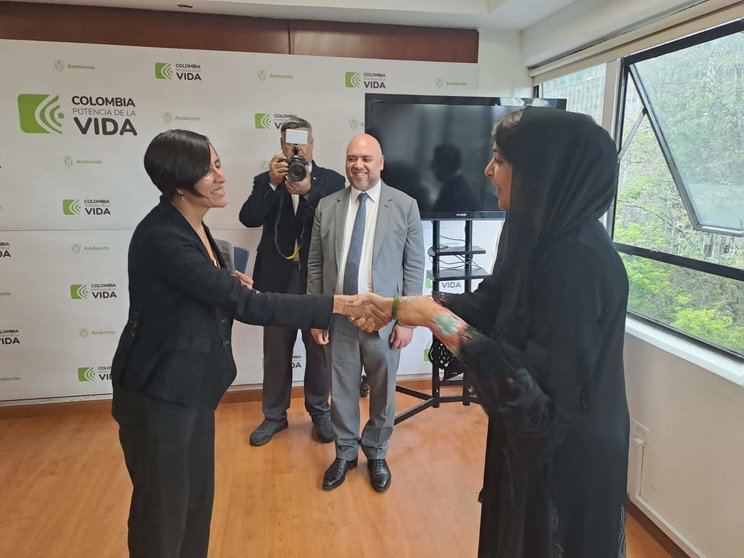La ministra emiratí Reem Al Hashemy saluda a la ministra de Ambiente y Desarrollo Sostenible de Colombia. (Twitter)