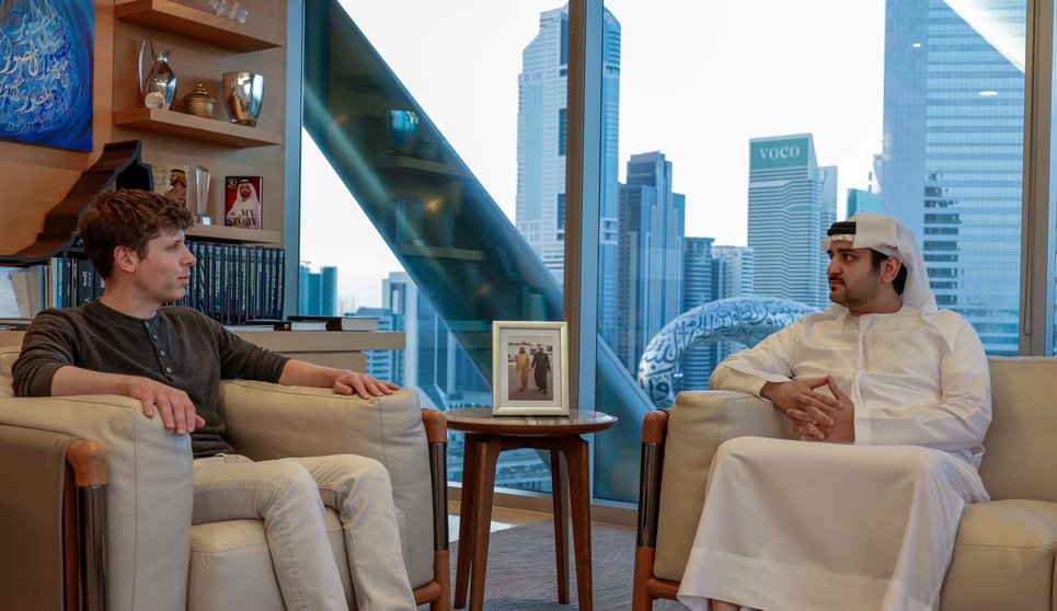 Sam Altman durante su encuentro con el vicegobernante de Dubai. (Twitter)