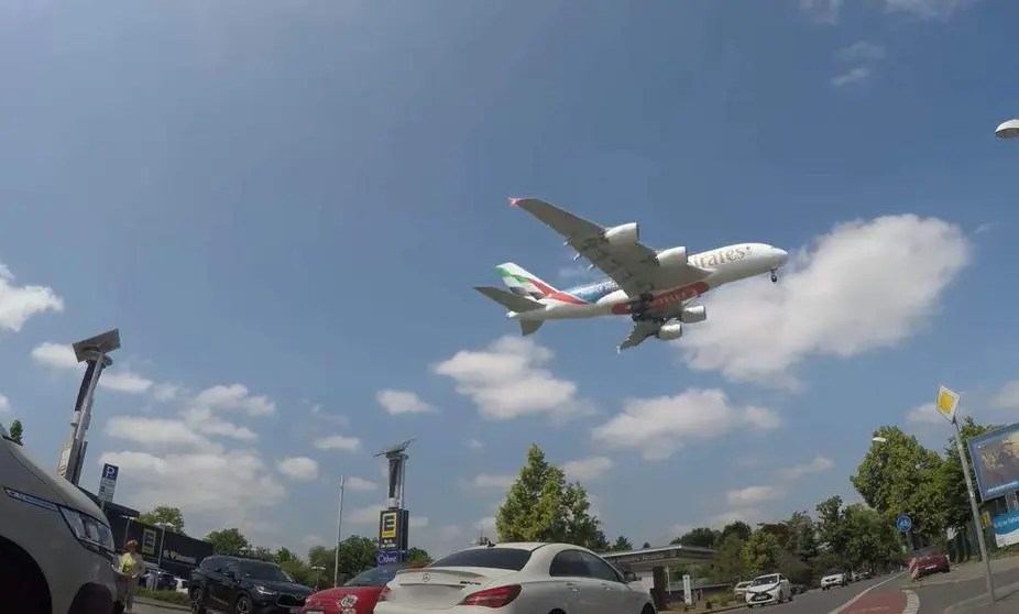 Un A380 de Emirates justo antes de aterrizar. (Youtube)