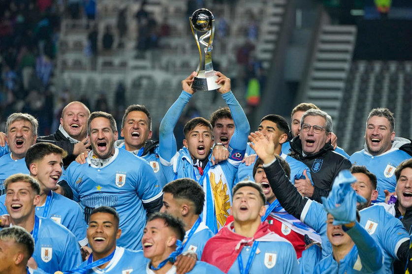 La selección Sub-20 de Uruguay levanta la copa como campeona del mundo. (Twitter)