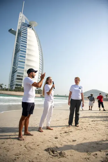 Un momento de un acto de liberación de tortugas en la costa del hotel Burj Al Arab. (WAM)