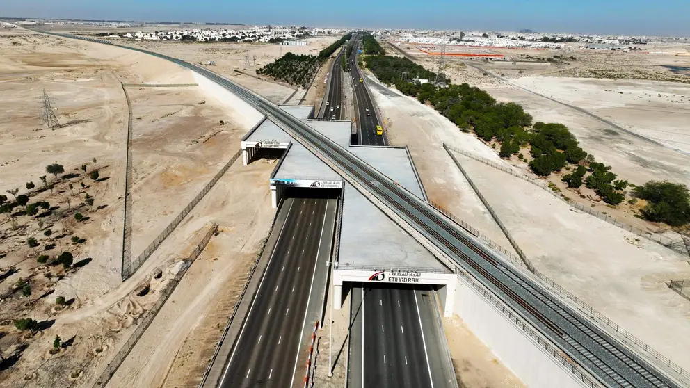 El puente de Etihad Rail al cruzar la E-20. (Twitter)