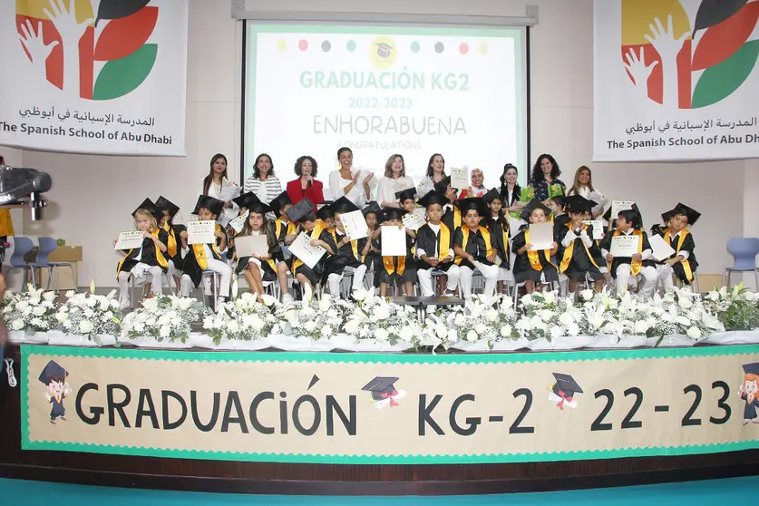 Foto de familia de los graduados de Infantil 2023 con sus profesoras en The Spanish School of Abu Dhabi. (EL CORREO)