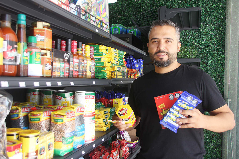 Iván Ortiz muestra los productos de HOLI SuperMarkets, la primera tienda física latina que acaba de abrir en Dubai. (EL CORREO)