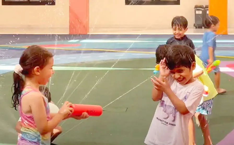 Alumnos disfrutan de una animadísima fiesta de agua en el fin de curso de The Spanish School of Abu Dhabi. (SSAD)