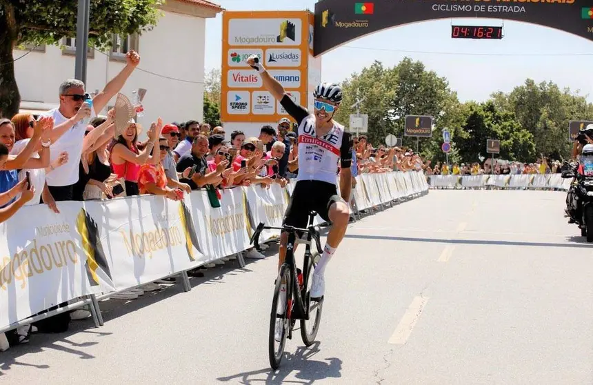 Ciclista del UAE Team Emirates tras ganar una etapa. (WAM)