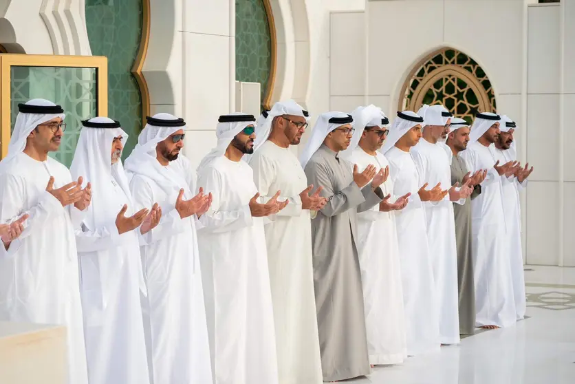El presidente de Emiratos y otras personalidades durante rezos en la Gran Mezquita de Abu Dhabi. (WAM)