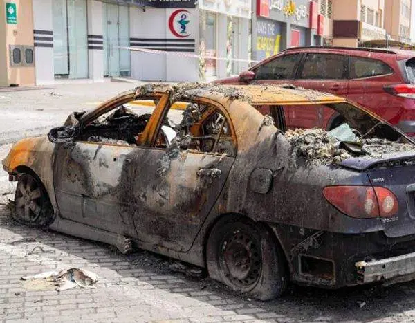 Uno de los coches dañados en el incendio. (Fuente externa)