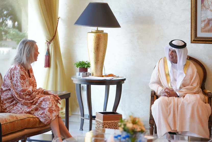 Una imagen de archivo de la embajadora de Suecia junto al gobernante del emirato de RAK. (WAM)