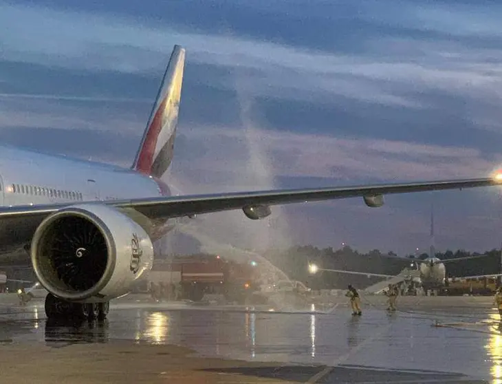 El avión de Emirates en la pista del aeropuerto de San Petersburgo. (Twitter)