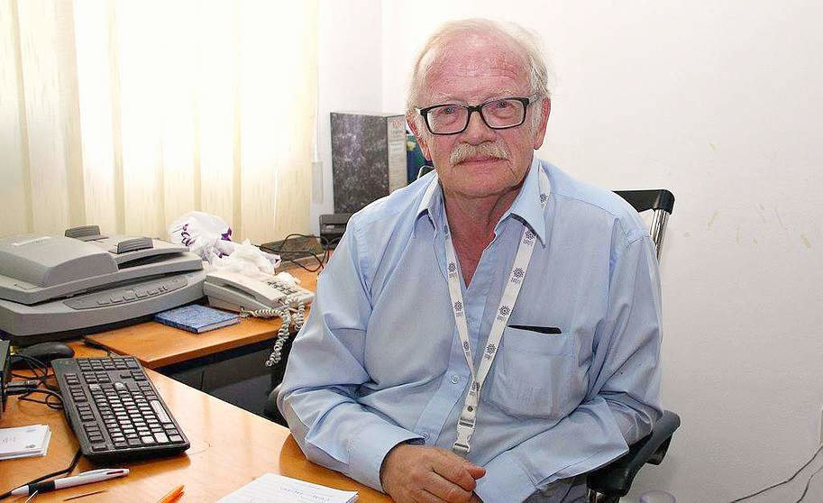 El periodista Peter Hellyer, en su despacho de Abu Dhabi durante la entrevista que concedió en 2018 a EL CORREO DEL GOLFO. (Marta Pérez / EL CORREO)