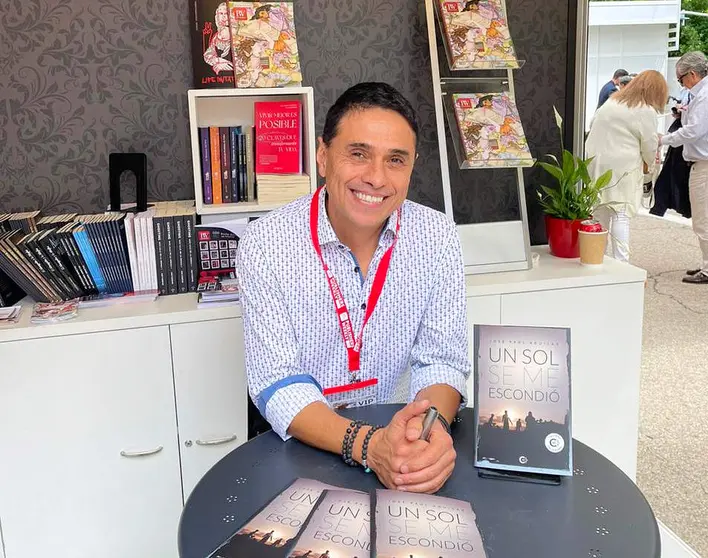 El escritor ecuatoriano José Paul Aguilar, en la Feria del Libro de Madrid con su primera novela, 'Un sol se me escondió'. (EL CORREO)