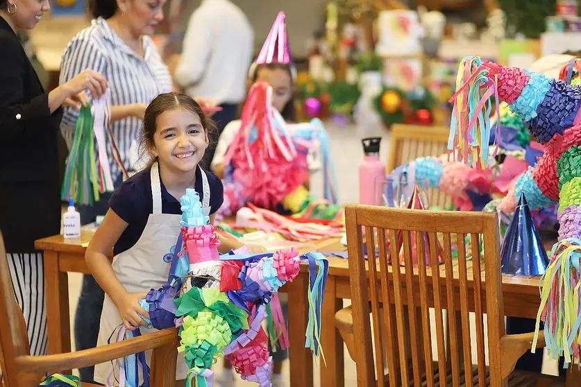 El campamento, con introducción al idioma español, ofrece una amplia gama de actividades diseñadas para alimentar su creatividad y estimular el pensamiento crítico.