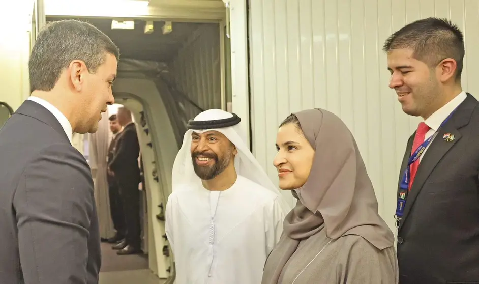 Santiago Peña fue recibido en Dubai por la ministra de Estado para Educación Pública y Tecnología Avanzada, Sarah Al Amiri, el embajador emiratí ante Argentina y Uruguay, Saeed Abdulla Saif Joula Alqemzi, y el embajador de Paraguay ante Emiratos Árabes, José Agüero Ávila. (@SantiPenap)