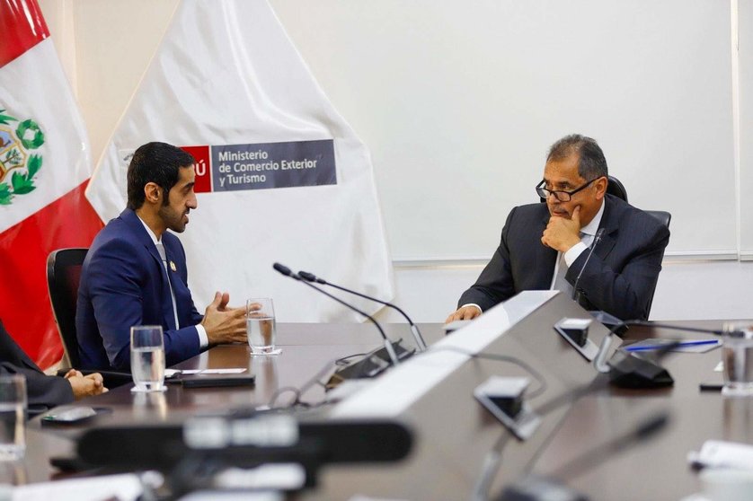 Un momento del encuentro entre el embajador de Emiratos y el ministro de Economía de Perú. (Twitter)
