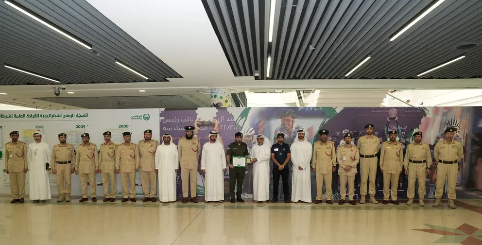 En el centro de la imagen el bombero homenajeado. (Policía de Dubai)