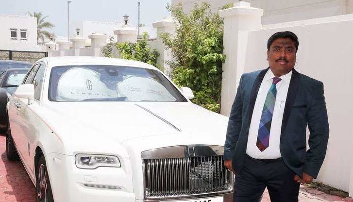Vignesh Vijayakumar con uno de sus coches de lujo. (Fuente externa)
