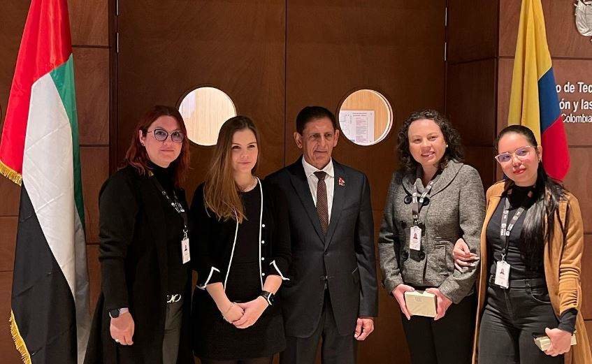 El embajador de EAU en Colombia junto al equipo de MinTIC. (Facebook)
