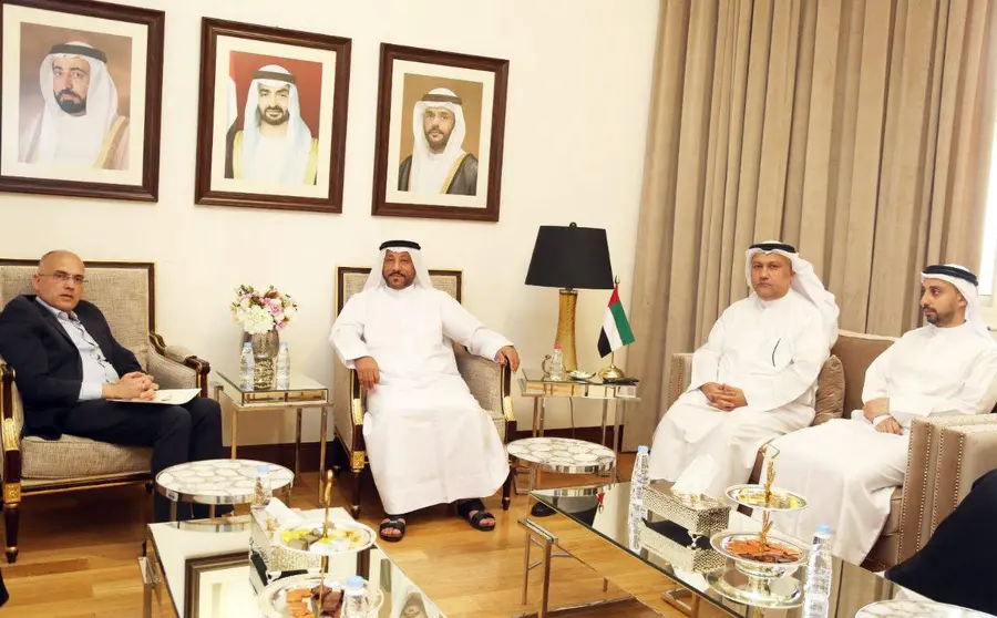 El embajador de Costa Rica en EAU junto a representantes de la Cámara de Comercio de Sharjah. (WAM)