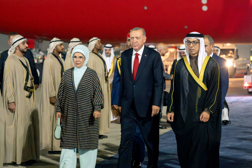 El presidente de Turquía llega al aeropuerto de Abu Dhabi. (WAM)