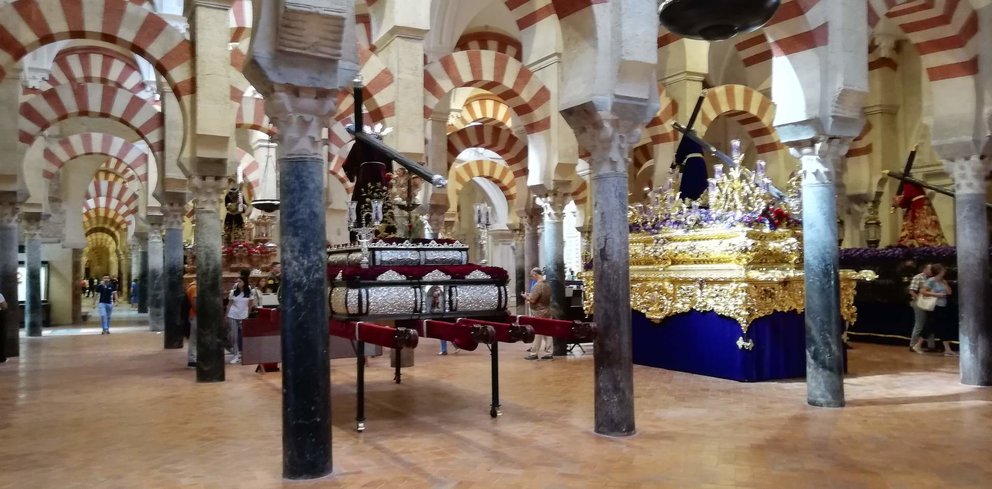 Exposición de cofradías en el interior de la Mezquita de Córdoba. Año 2019